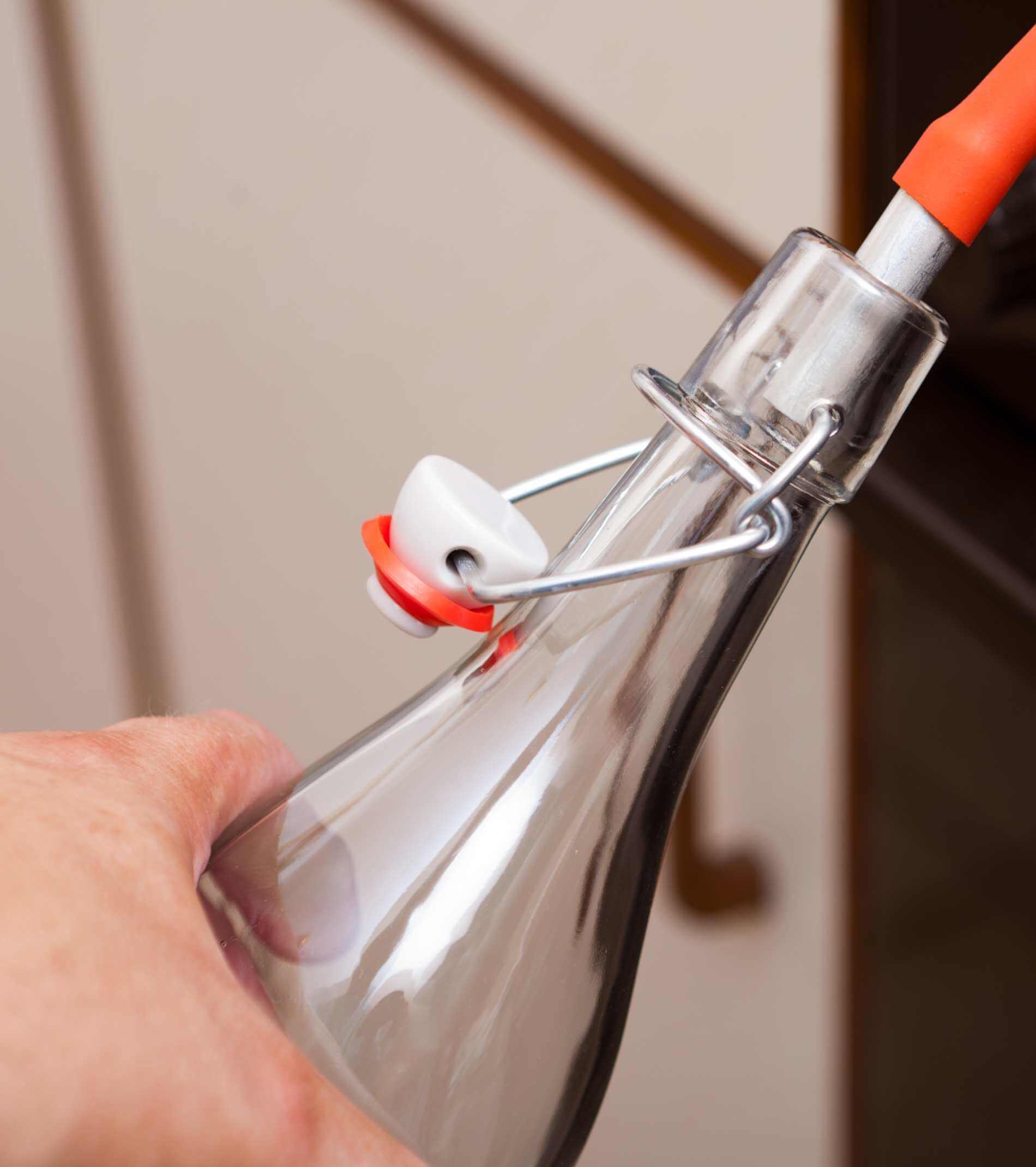 Johannisbeersirup aus Entsafter in Flasche füllen